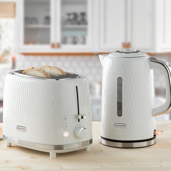 Daewoo Honeycomb Kettle 1.7 Litre 3KW Cordless Fast Boil Textured White 5