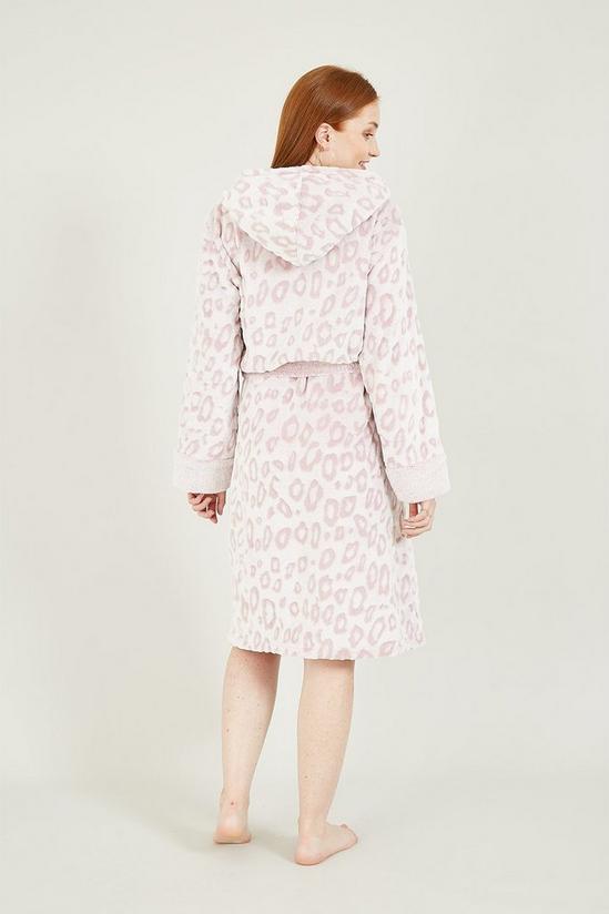 Yumi Pink Leopard Luxury 'Elivia' Fleece Long Robe 3