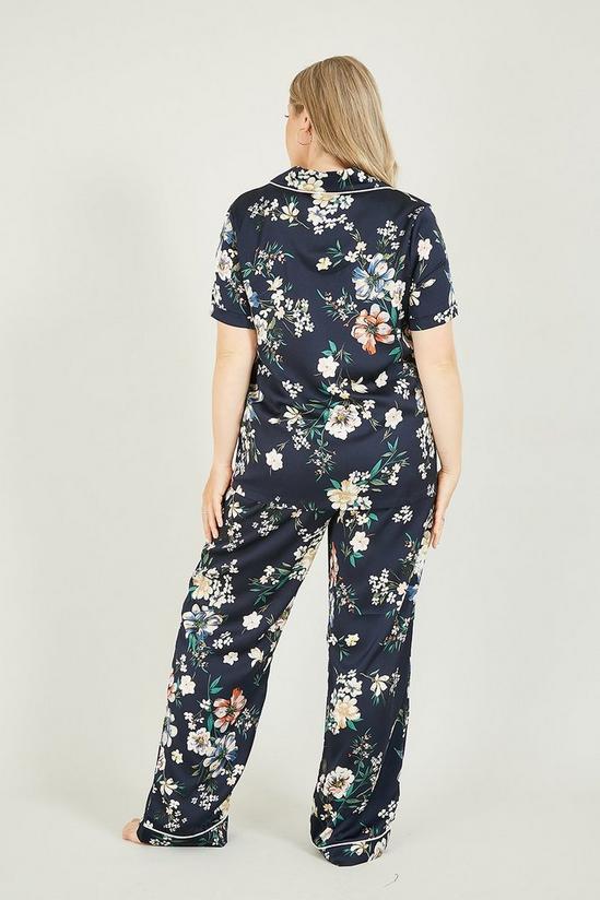 Yumi Curve Plus Size Floral Satin 'Eliane' Pyjamas in Navy 3