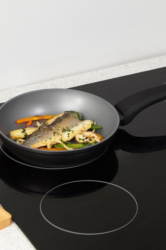 Russell Hobbs Pearlised Non-Stick 20cm Frying Pan 2