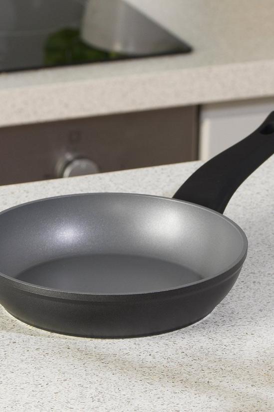 Russell Hobbs Pearlised Non-Stick 20cm Frying Pan 3