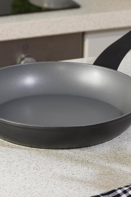 Russell Hobbs Pearlised Non-Stick 28cm Frying Pan 3
